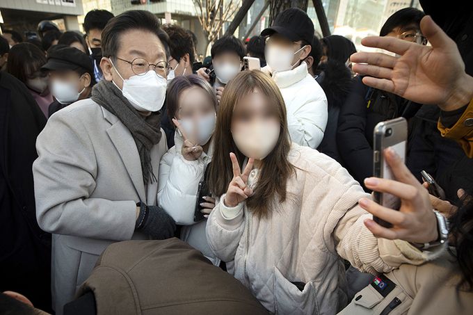 MZ세대와 셀카 찍는 李 더불어민주당 이재명 대선 후보(왼쪽)가 21일 서울 마포구 연남동 거리를 방문해 시민들과 기념촬영을 하고 있다. 국회사진기자단