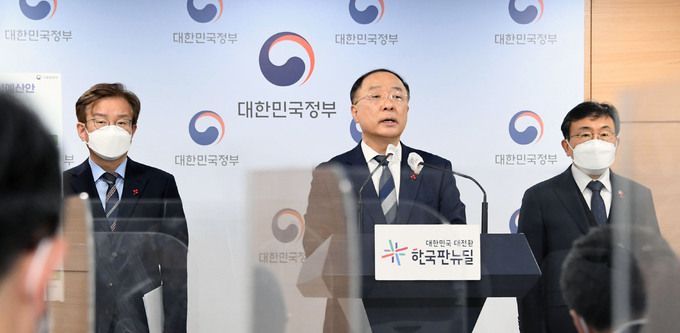 홍남기 경제부총리 겸 기획재정부 장관(가운데)이 21일 정부서울청사에서 권덕철 보건복지부 장관(오른쪽)과 강성천 중소벤처기업부 차관이 참석한 가운데 2022년 추가경정예산안에 대해 브리핑을 하고 있다.   기획재정부 제공.