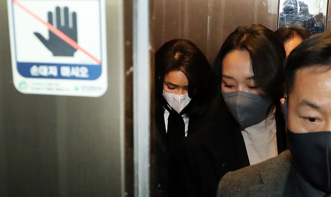 윤석열 국민의힘 대선 후보의 부인 김건희씨가 지난달 26일, 서울 여의도 국민의힘 당사에서 자신의 허위 이력 의혹과 관련해 입장문 발표를 마친 뒤 당사를 나서고 있다. 연합뉴스