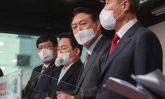 국민의힘 윤석열 대선 후보가 지난 20일 서울 여의도 당사에서 '내게 힘이 되는 세 가지(연말정산·반려동물·양육지원) 생활 공약'을 발표한 뒤 취재진의 질문에 답하고 있다. 연합뉴스