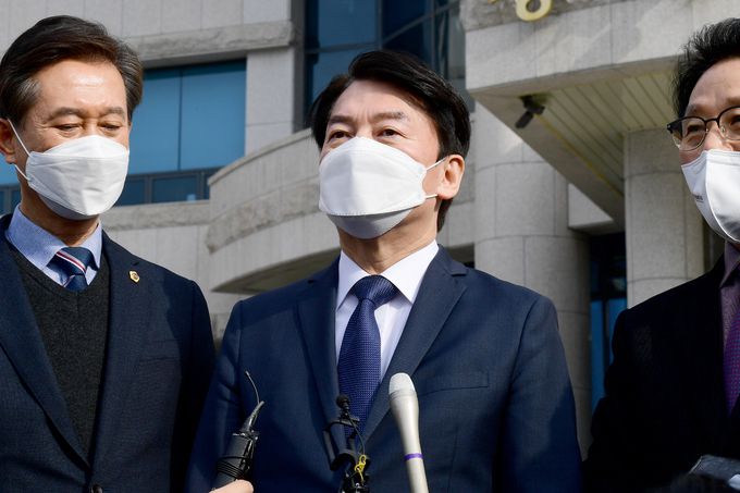 23일 오전 국민의당 안철수 대선후보가 경남 창원시 경남도의회 앞에서 경남도의회 김하용 의장과 장규석 제1부의장 등과 기자회견을 하고 있다. 창원=뉴시스