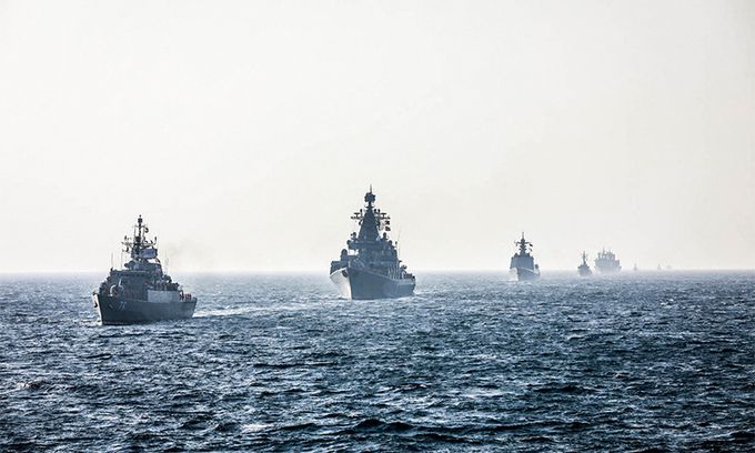 인도양 북부 해역에서 21일(현지시간) 합동 해상 훈련에 참여한 중국·러시아·이란 등 3국 군함들이 퍼레이드를 벌이고 있다. 인도양=AFP연합뉴스
