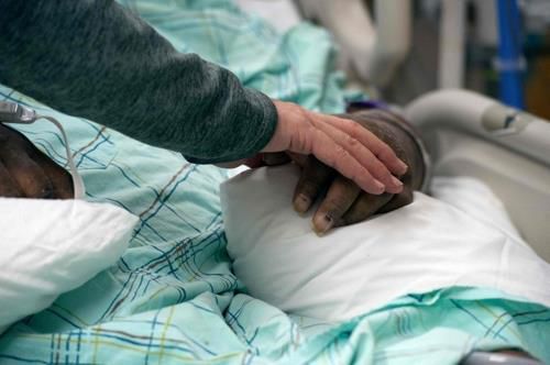 미국 코네티컷주 하트퍼드 병원 중환자실의 코로나19 환자. AFP 연합뉴스 자료사진.