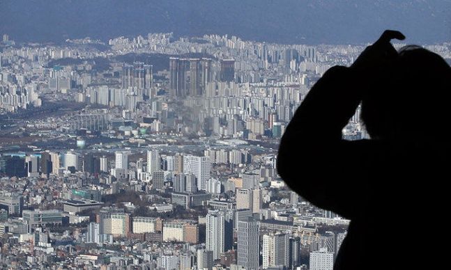 서울 송파구 롯데월드타워 전망대인 '서울스카이'에서 바라본 시내 아파트. 연합뉴스