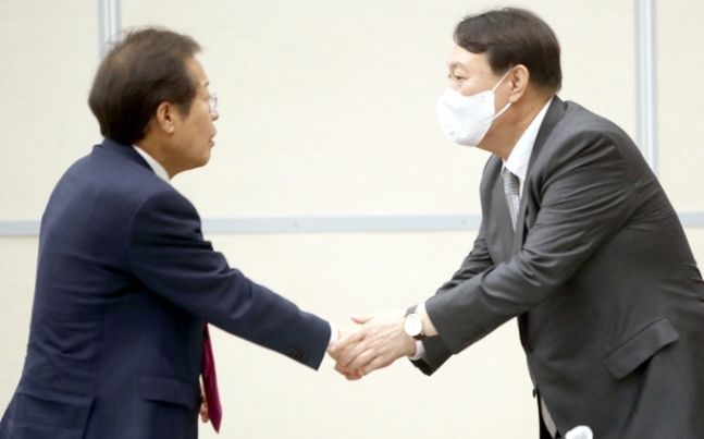 국민의힘 홍준표 의원(왼쪽)과 윤석열 대선 후보. 뉴시스