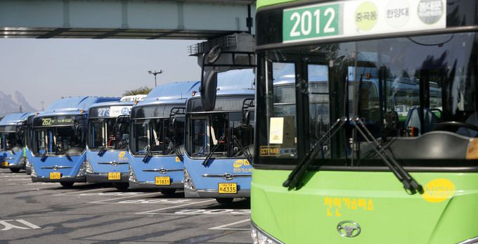 서울 중랑구 중랑공영차고지에 시내버스들이 주차돼 있는 모습. 뉴시스