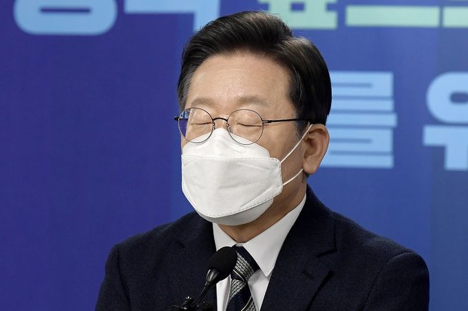 이재명 더불어민주당 대선 후보가 지난 19일 오후 서울 동작구 동작노인회관에서 열린 어르신 정책 공약 발표를 마친 후, ‘욕설 녹음파일’ 관련 취재진의 질문을 듣고 생각에 잠겨 있다. 뉴스1