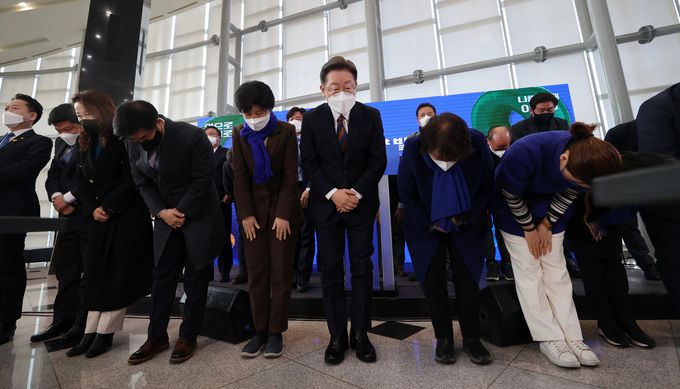 더불어민주당 이재명 대선 후보가 24일 오전 경기 용인 포은아트홀에서 경기도 정책공약을 발표하기 전 민주당 의원들과 앞으로 더 잘하겠다는 뜻으로 허리숙여 인사하고 있다. 국회사진기자단