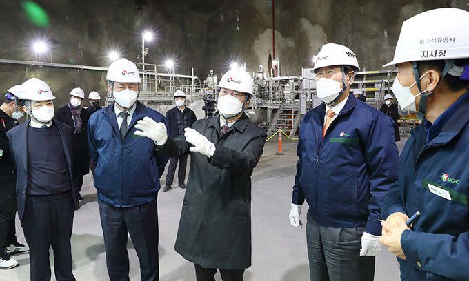 국민의당 안철수 대선 후보가 24일 한국석유공사 울산 석유비축기지를 방문해 현황을 듣고 있다. 한국석유공사 제공