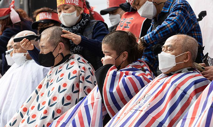 코로나 피해 자영업 총연대 회원들이 25일 오후 서울 여의도 국회 인근에서 열린 ‘분노와 저항의 299인 릴레이 삭발식’에서 삭발을 하는 도중 눈물을 흘리고 있다. 뉴스1