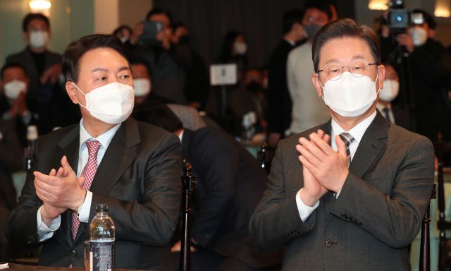 더불어민주당 이재명 대선 후보(오른쪽)와 국민의힘 윤석열 대선 후보가 지난 18일 서울 여의도 CCMM빌딩에서 열린 2022년 소상공인연합회 신년인사회에 참석, 박수를 치고 있다. 연합뉴스