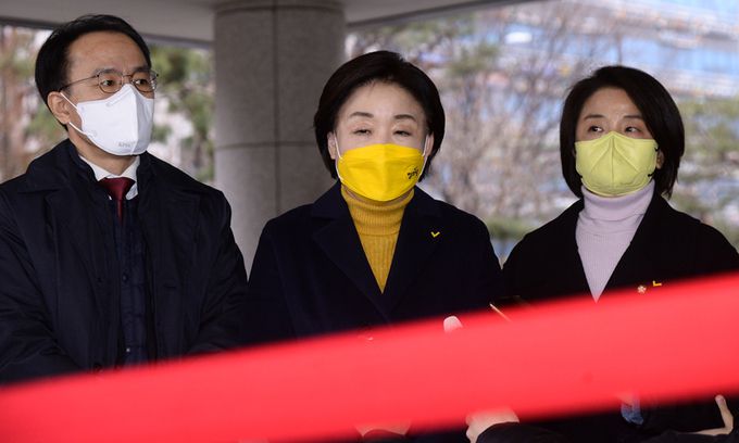 심상정 정의당 대선 후보가 지난 25일 서울 양천구 서울남부지법에서 열리는 더불어민주당, 국민의힘 대선 후보 양자 TV토론 방송금지 가처분 심문기일에 출석하며 취재진 질문에 답변하고 있다. 뉴시스