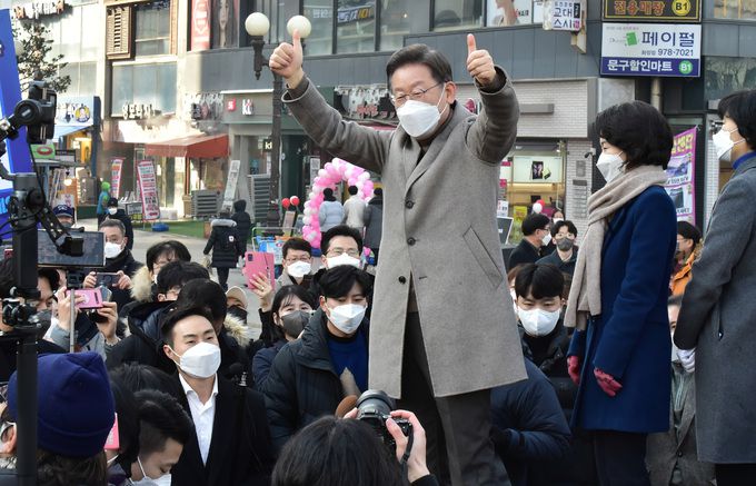 더불어민주당 이재명 대선 후보가 26일 경기 고양시 화정역 문화광장을 방문해 지지를 호소하고 있다. 뉴시스