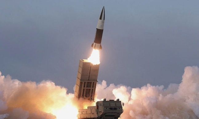 지난 17일 ‘북한판 에이테킴스’(KN-24)로 보이는 탄도미사일 추정 발사체가 화염을 내뿜으며 이동식발사대에서 발사돼 하늘로 솟구치고 있다. 조선중앙통신·연합뉴스