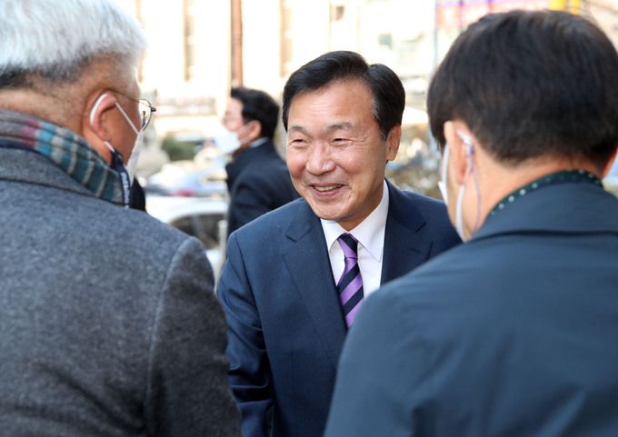 손학규 전 바른미래당 대표가 27일 서울 여의도 한 카페에서 후보직 사퇴 기자회견을 마친 후 지지자들과 인사하고 있다. 뉴시스