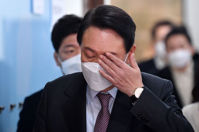 윤석열 국민의힘 대선 후보가 27일 서울 여의도 국민의힘 중앙당사에서 정치 분야 공약을 발표하기 위해 이동하고 있다.    공동취재사진