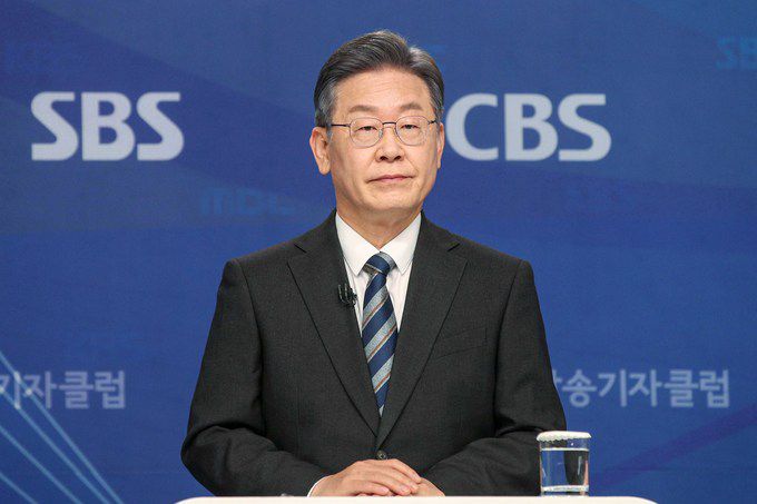 더불어민주당 이재명 대선 후보가 2021년 12월2일 서울 양천구 한국방송회관에서 열린 '방송기자 클럽 토론회' 시작을 기다리고 있는 모습. 뉴시스