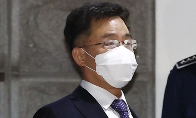 대장동 개발 로비·특혜 의혹의 핵심 인물인 화천대유자산관리(화천대유) 대주주 김만배 씨가 구속영장이 기각되자 15일 경기도 의왕 서울구치소를 나서고 있다. 의왕=연합뉴스