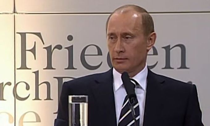 블라디미르 푸틴 러시아 대통령이 2007년 2월10일 독일 뮌헨에서 열린 국제안보정책회의 연설에서 작심한 듯 “냉전은 한번으로 족하다”면서 미국 중심 세계질서를 비판하고 있다. 푸틴 대통령은 “미국이 지배하는 단극(單極) 체제는 권력과 힘, 의사결정의 중심이 하나이고, 지배자와 주권도 하나라는 것을 의미한다”며 “내부로부터 망하게 될 것”이라고 경고했다. 단상 앞줄에 있던 로버트 게이츠 미국 국방부 장관, 존 매케인 공화당 상원의원, 앙겔라 메르켈 독일 총리 등 서방 쪽 참석자들은 매우 놀라는 모습이었다. 유튜브 캡처