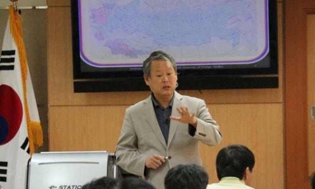홍완석 한국외국어대 국제지역대학원 러시아·CIS(독립국가연합)학과 주임교수가 국가공무원인재개발원에서 강연하고 있다. 홍완석 교수 제공