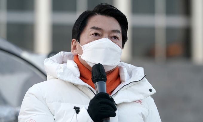 안철수 국민의당 대선후보가 지난 30일 서울 여의도 국회 본청 앞에서 이재명 더불어민주당 대선 후보, 윤석열 국민의힘 대선 후보의 양자토론을 규탄하며 철야농성에 돌입하기 전 취재진의 질문에 답하고 있다. 국민의당 제공