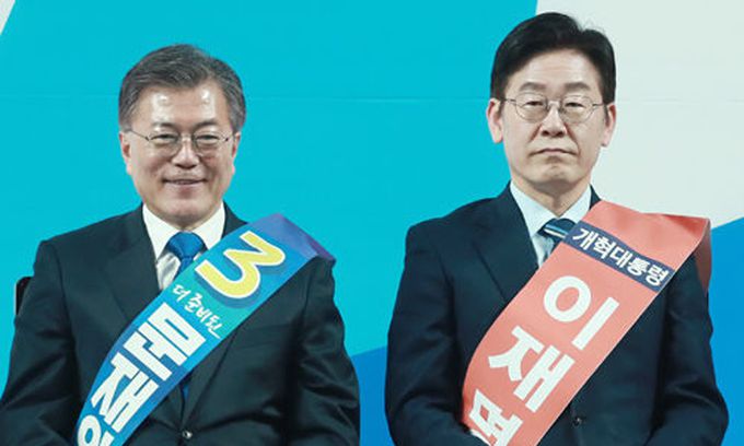 제19대 대통령 선거를 앞둔 지난 2017년 4월 서울 고척스카이돔에서 열린 더불어민주당 마지막 당내 경선에서 당시 후보였던 문재인 대통령과 이재명 후보가 나란히 앉아있다. 연합뉴스