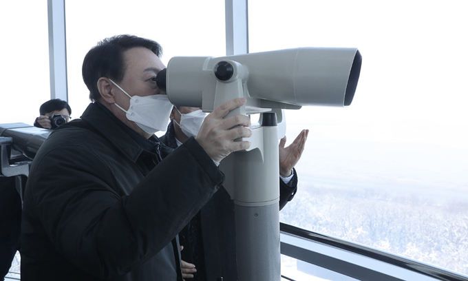 국민의힘 윤석열 대선후보가 1일 인천 강화군 양서면 강화평화전망대를 찾아 북녘을 바라보고 있다. 국민의힘 선대본 제공