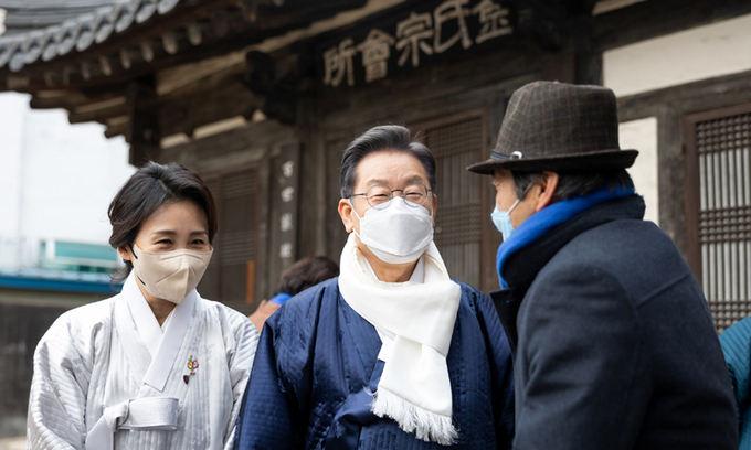 더불어민주당 이재명 대선 후보가 부인 김혜경 씨와 함께 설 명절인 1일 경북 안동시 안동 김씨 화수회를 방문, 어르신들과 인사하고 있다. 더불어민주당 선대위 제공