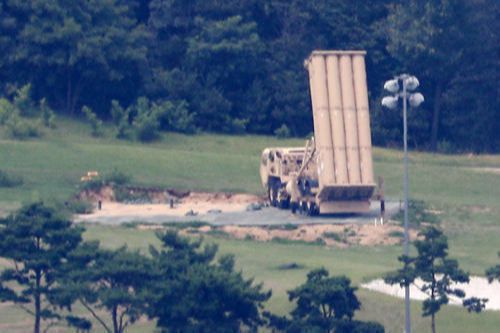 경북 성주군 주한미군 사드(THAAD·고고도미사일방어체계) 기지에서 이동식미사일발사대(TEL)가 요격 미사일이 들어가는 발사대를 하늘로 향한 채 대기하고 있다. 연합뉴스