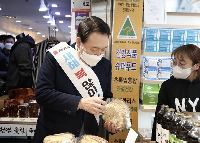 윤석열 국민의힘 대선 후보가 지난달 31일 오후 경기도 안양역 지하상가를 찾아 상점을 둘러보고 있다. 국민의힘 선대본 제공