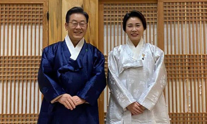 더불어민주당 이재명 대선후보(왼쪽)와 부인 김혜경씨가 1일 설을 맞아 페이스북에 올린 새해 인사 사진. 페이스북 캡처