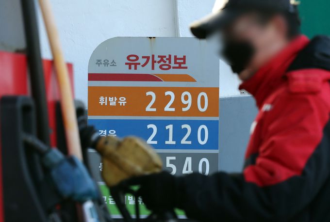 국제유가가 연일 오르고 있는 2일 서울시의 한 주유소에서 종업원이 업무를 하고 있다.   뉴스1