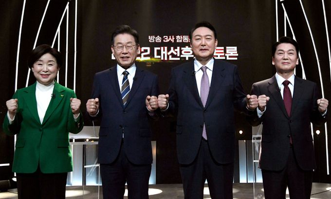 정의당 심상정(왼쪽부터), 더불어민주당 이재명, 국민의힘 윤석열, 국민의당 안철수 대선 후보가 3일 서울 여의도 KBS 스튜디오에서 열린 방송 3사(KBS·MBC·SBS) 합동 TV토론회가 시작되기 전 기념촬영을 하고 있다.   국회사진기자단