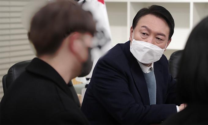 국민의힘 윤석열 대선 후보가 지난 1월31일 서울 여의도 당사에서 서해 피살 공무원 유가족과 면담하고 있다. 국민의힘 선대본부 제공