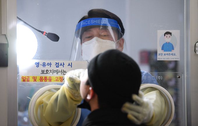 안철수 국민의당 대선후보가 설 연휴 마지막 날인 2일 서울 중구보건소 선별진료소에서 코로나19 검체 채취 의료봉사 활동을 하고 있다.     공동취재사진