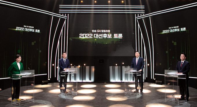 정의당 심상정(왼쪽부터), 더불어민주당 이재명, 국민의힘 윤석열, 국민의당 안철수 대선 후보가 3일 서울 여의도 KBS 스튜디오에서 열린 방송3사(KBS·MBC·SBS) 합동 초청 TV토론회에 앞서 리허설을 하고 있다.   국회사진기자단