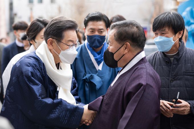 지난 1일 고향인 경북 안동을 방문한 더불어민주당 이재명 대선 후보(왼쪽)가 안동김씨 화수회에서 설 인사를 하고 있다. 민주당 선대위 제공