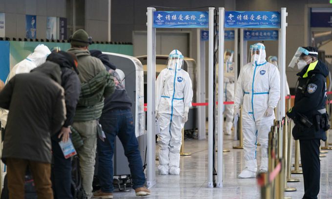 중국 허베이성 장자커우의 한 기차역 보안검색대 앞에 방호복을 입은 올림픽 관계자들이 배치돼 있다. 장자커우=AP연합뉴스