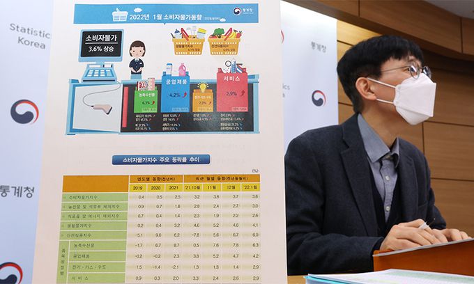 어운선 통계청 경제동향통계심의관이 4일 세종시 정부세종청사에서 2022년 1월 소비자물가동향을 발표하고 있다. 연합뉴스