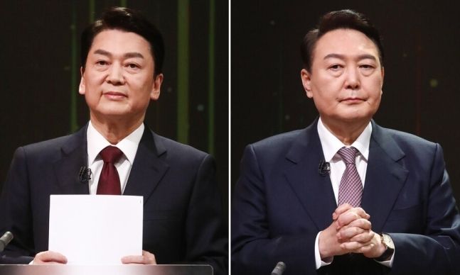 안철수 국민의당 대선 후보(왼쪽)와 윤석열 국민의힘 대선 후보가 3일 KBS 스튜디오에서 토론을 준비하고 있다. 공동취재사진