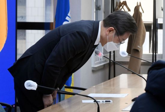 배우자 관련 의혹에 허리 숙여 사과하는 이재명 더불어민주당 대선 후보. 연합뉴스