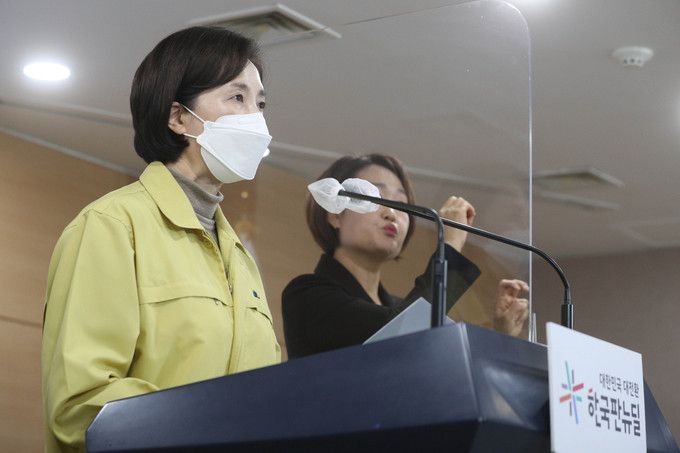 유은혜 사회부총리 겸 교육부 장관이 7일 서울 종로구 정부서울청사에서 열린 '22학년도 새 학기 학사운영 방안 발표에서 "새 학기부터 초·중·고등학교는 재학생 3% 이상이 코로나19에 감염되거나, 감염 관련 등교하지 못하는 학생이 15%를 초과할 경우 '정상 등교'를 중단할 수 있다"고 밝히고 있다. 뉴시스