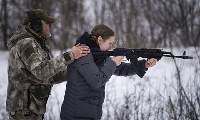 6일(현지시간) 우크라이나 북동부 도시 하르키우에서 한 여성이 AK-47 소총 쏘는 법을 훈련받고 있다. 하르키우=AP연합뉴스