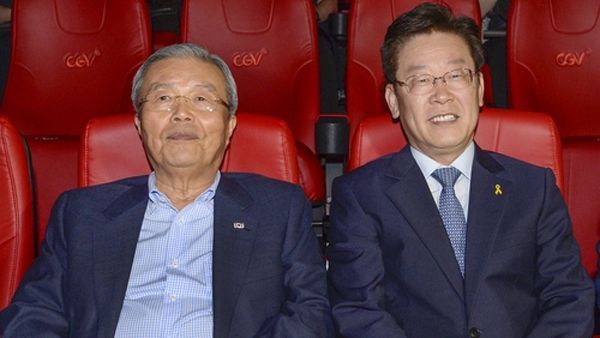 지난 2016년 8월15일 서울 영등포구 타임스퀘어 CGV에서 영화 ‘덕혜옹주’를 함께 관람하는 김종인 전 국민의힘 총괄선대위원장(왼쪽)과 이재명 더불어민주당 대선 후보. 연합뉴스 자료사진