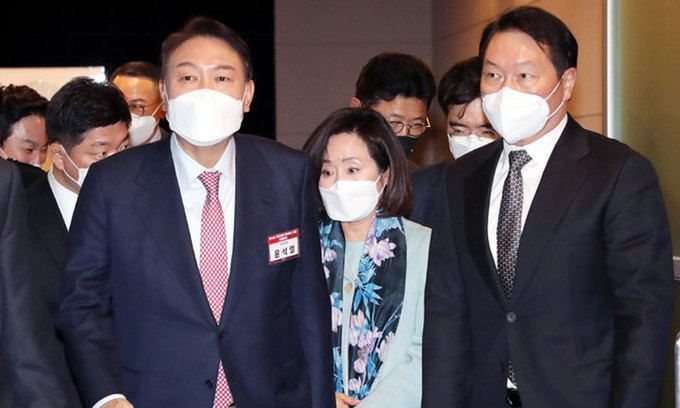 국민의힘 윤석열 대선 후보(왼쪽)가 7일 서울 중구 대한상공회의소 국제회의장에서 열린 대선 후보 초청 특별강연에 참석하고 있다. 오른쪽은 최태원 대한상의 회장. 서상배 선임기자