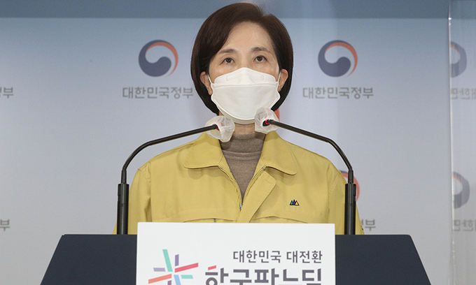 유은혜 부총리 겸 교육부장관이 지난 7일 오후 서울 종로구 정부서울청사에서 오미크론 대응 새 학기 등교 및 방역 방안을 발표하고 있다.뉴스1