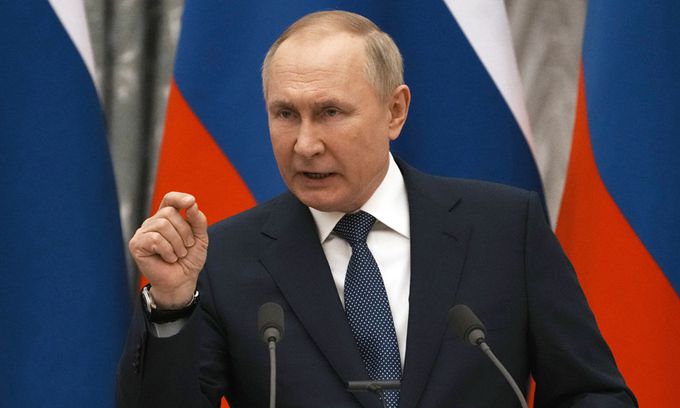 블라디미르 푸틴 러시아 대통령이 7일(현지시간) 러시아 모스크바에서 에마뉘엘 마크롱 프랑스 대통령과의 회담 후 공동기자회견을 하고 있다. 푸틴 대통령은 우크라이나가 북대서양조약기구(NATO)에 가입할 경우 유럽에서 군사 충돌이 발생할 것이라고 경고했다. EPA연합뉴스