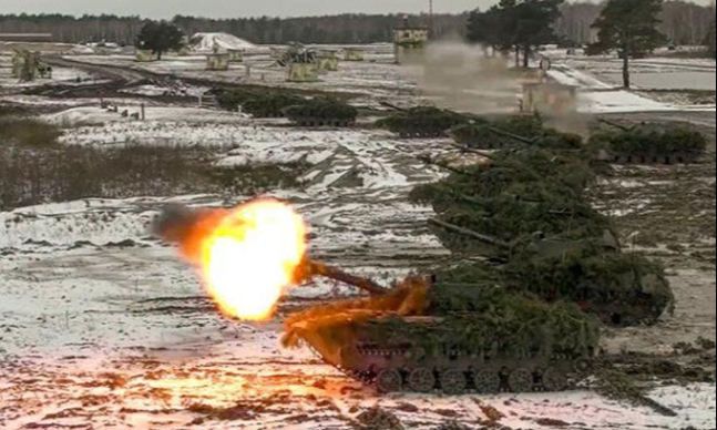 지난 4일 벨라루스 브레스트스키 사격 훈련장에서 러시아와 벨라루스 군대가 탱크와 장갑차를 비롯해 대전차 미사일, 야포 등을 동원해 우크라이나를 겨냥한 연합훈련을 하는 모습. 브레스트스키=AP연합뉴스