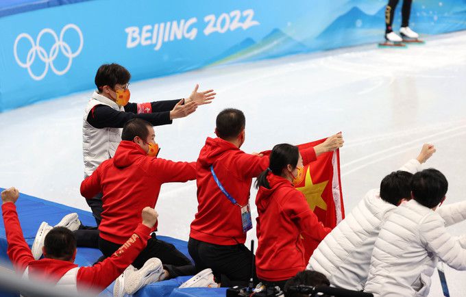 지난 7일 오후 중국 베이징 캐피털 실내경기장에서 열린 2022 베이징 동계올림픽 쇼트트랙 남자 1000m 결승 경기, 중국 김선태 감독이 비디오 판독 결과 금메달을 차지하자 기뻐하고 있다. 뉴시스