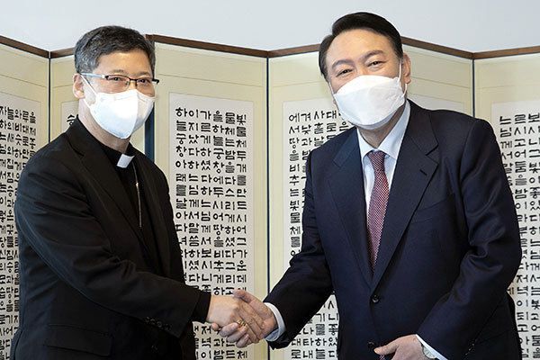 국민의힘 윤석열 대선 후보(오른쪽)가 9일 서울 중구 천주교서울대교구청에서 정순택 대주교와 악수하고 있다. 국회사진기자단